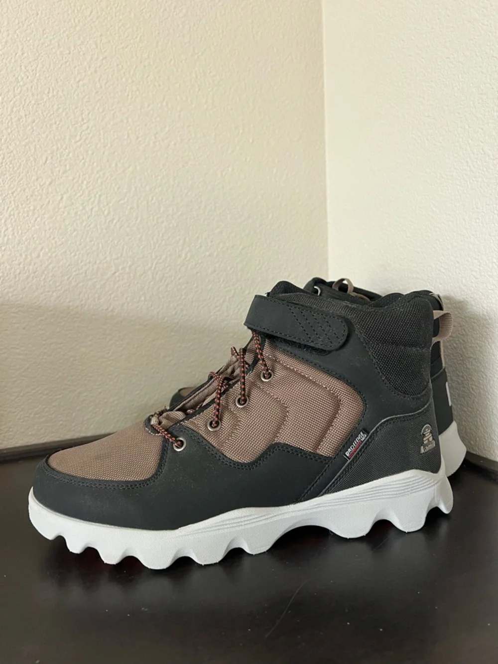 Kamik Men’s Fossil Lynx Waterproof Lace up Boots Size 8